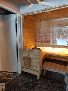 罗瓦涅米Lapland Hygge的房屋内桑拿浴室的内部景色