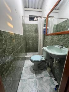 巴克里索莫雷诺港surf house的一间带卫生间和水槽的浴室