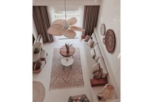 图兰克Pilos Suites的客厅配有吊扇和桌子