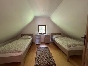 维德米内Domek Bajka的阁楼间 - 带2张床和镜子