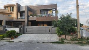 伊斯兰堡Modern luxury home located in centre of Islamabad的前面有围栏的房子