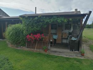 温佩尔克Dvougenerační dům se zahradou的院子中带围栏和鲜花的棚子