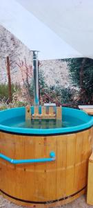 派瓦诺Hermoso Domo privado para 2 personas con tinaja-Cochiguaz Valle De Elqui的一个大木桶,有水池
