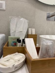 贾迪尼-纳克索斯Casa Don Saro的浴室内备有木制毛巾盒和水槽
