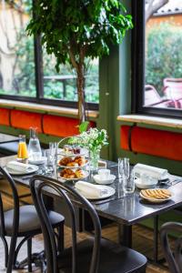 博洛尼亚波尔塔圣马莫洛酒店的餐桌上放有食物盘子的桌子