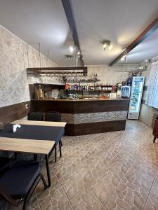布沃涅Zajazd Restauracja Derby的一间带柜台和桌椅的餐厅