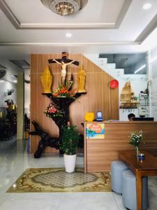 Ấp Bình HưngSEA HOME HOMESTAY的墙上有鲜花的商店