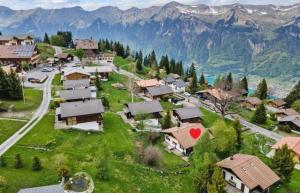 阿克斯普Chalet Specht, gemütliches Ferienchalet auf der Axalp的享有山脉小村庄的空中景致