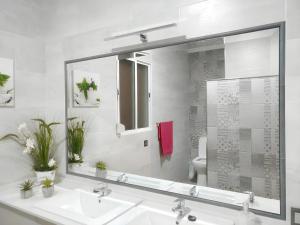 普拉多德尔雷4 bedrooms chalet with private pool furnished terrace and wifi at Prado del Rey的白色的浴室设有水槽和镜子