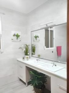 普拉多德尔雷4 bedrooms chalet with private pool furnished terrace and wifi at Prado del Rey的白色的浴室设有水槽和镜子