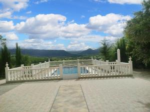 普拉多德尔雷4 bedrooms chalet with private pool furnished terrace and wifi at Prado del Rey的游泳池旁的白色围栏