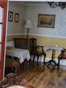 布莱克浦J's Mayfair Guest House的配有2张桌子和椅子以及一盏灯的房间