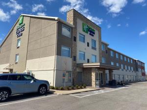 伊利里亚Holiday Inn Express & Suites Elyria, an IHG Hotel的停在酒店前的停车场