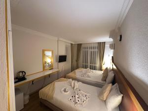安塔利亚Far Life Hotel的酒店客房,设有两张床和镜子