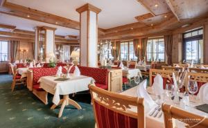 温特Hotel Venter Bergwelt的餐厅设有桌椅和窗户。