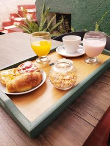 门多萨Hotel Namaste的托盘,包括早餐食品和桌上的饮料