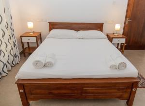 AlawwaVilla Verde Alawwa的一间卧室配有一张带2个床头柜的大床