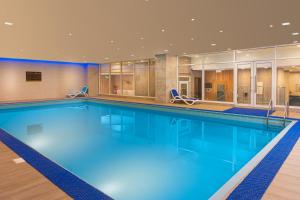 海米斯穆谢特Nivel Hotel的蓝色海水大型游泳池