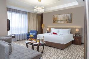 海米斯穆谢特Nivel Hotel的酒店客房设有一张大床和一张沙发。