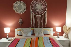 杜塞尔多夫Superior Haus 120 qm mit Garten的一间卧室配有一张大床和色彩缤纷的毯子