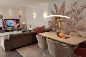 杜塞尔多夫Superior Haus 120 qm mit Garten的客厅配有沙发和鲜花桌