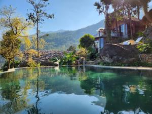 Hương Bá ThướcPu Luong Paradise的房屋前的水池