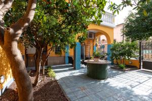 福洛尼卡La Casa di Bianca的种有树木的庭院和黄色的建筑
