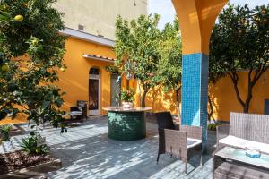 福洛尼卡La Casa di Bianca的室外庭院配有桌椅和橘子树。