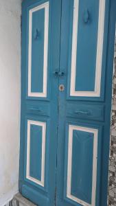 苏塞Maison de ville sousse的大楼内带2扇窗户的蓝色门
