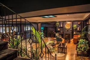 巴库Hazz Hotel的一间种植了植物的客厅和楼梯