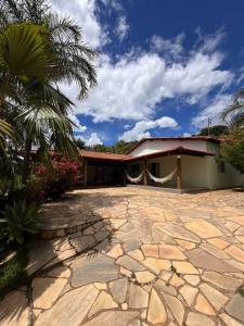 帕苏斯Rancho Tamanduá的棕榈树和石头车道的房子