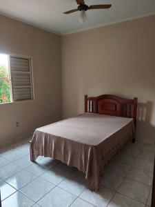 帕苏斯Rancho Tamanduá的一间卧室配有一张床和吊扇