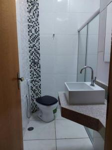 帕苏斯Rancho Tamanduá的白色的浴室设有卫生间和水槽。