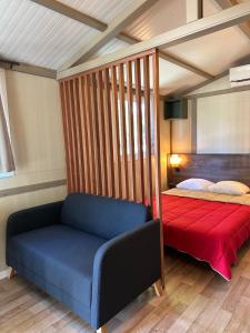卡尔维Camping Dolce Vita的一间卧室配有一张床、一张沙发和一张床