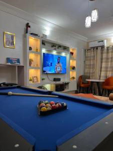 伊凯贾1bed luxury Apartment Opebi的客厅设有台球桌和电视。