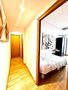 巴塞罗那Borne rooms的一间卧室配有一张床和一面大镜子
