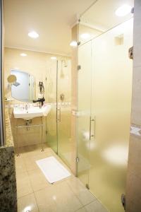 帕纳米林Vert Motel Parnamirim的一间带玻璃淋浴和水槽的浴室