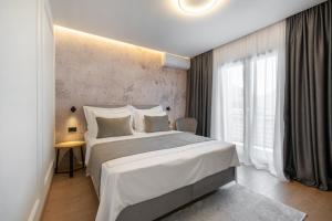 巴什卡沃达Guesthouse Čivljak的一间卧室设有一张大床和一个大窗户