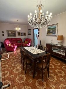 GorleVilla Luisa的客厅配有桌椅和吊灯。