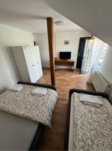 克卢日-纳波卡Sport Hostel Cluj的小型客房设有两张床和一间卧室。
