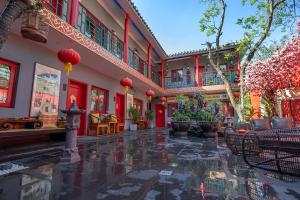 北京荣府老宅酒店(北京南锣鼓巷店)的红色建筑的庭院