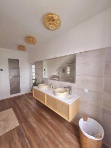 永河畔拉罗什Chambre d'hôte BALI的一间带两个盥洗盆和大镜子的浴室