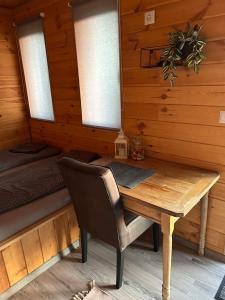 HlinceaCăsuța de pe deal的小屋内的一张木桌和一把椅子