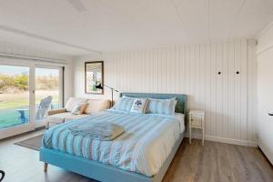 格伦阿伯Tall Timber B-2的一间卧室配有蓝色的床和沙发