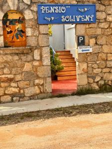 莱斯卡拉Pensió Solivent的建筑前的蓝色街道标志