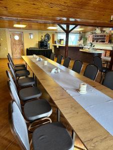布沃涅Zajazd Restauracja Derby的一张大木桌子和椅子