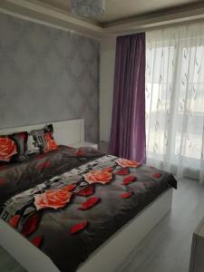 北马马亚-讷沃达里Korallia Penthouse的一间卧室,床上放着鲜花
