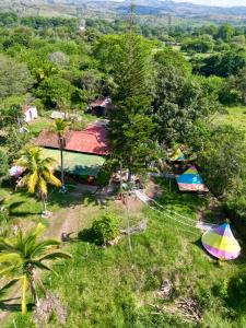 GiganteClandestino Hostal的享有度假村的顶部景色,设有帐篷和棕榈树