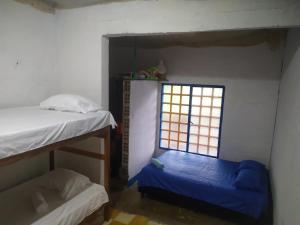 GiganteClandestino Hostal的客房设有两张双层床和一扇窗户。