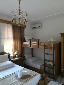 吉诺卡斯特Yuri Guest House的一间卧室设有两张双层床和吊灯。